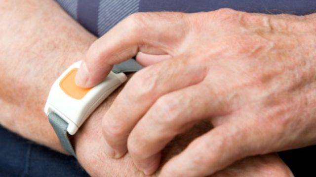 Why Seniors Need Medical Alert Systems for Safety & Peace of Mind – Protect Your Loved Ones with Fame Tribute