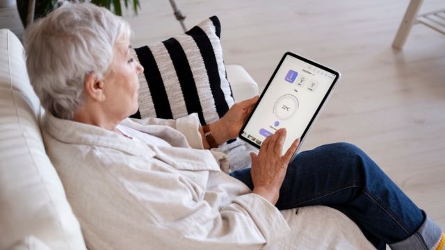 Top Technology Tools Seniors Use to Monitor Health and Stay Safe Every Day